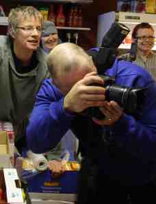 mikko_ja_valokuvaaja_heinamaalla